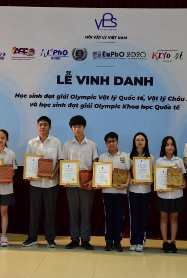 HOẠT ĐỘNG GIÁO DỤC - VINH DANH HỌC SINH ĐẠT GIẢI QUỐC TẾ