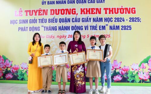 Tự hào học sinh được vinh danh tại Lễ tuyên dương khen thưởng HS giỏi tiêu biểu cấp Quận và Thủ đô